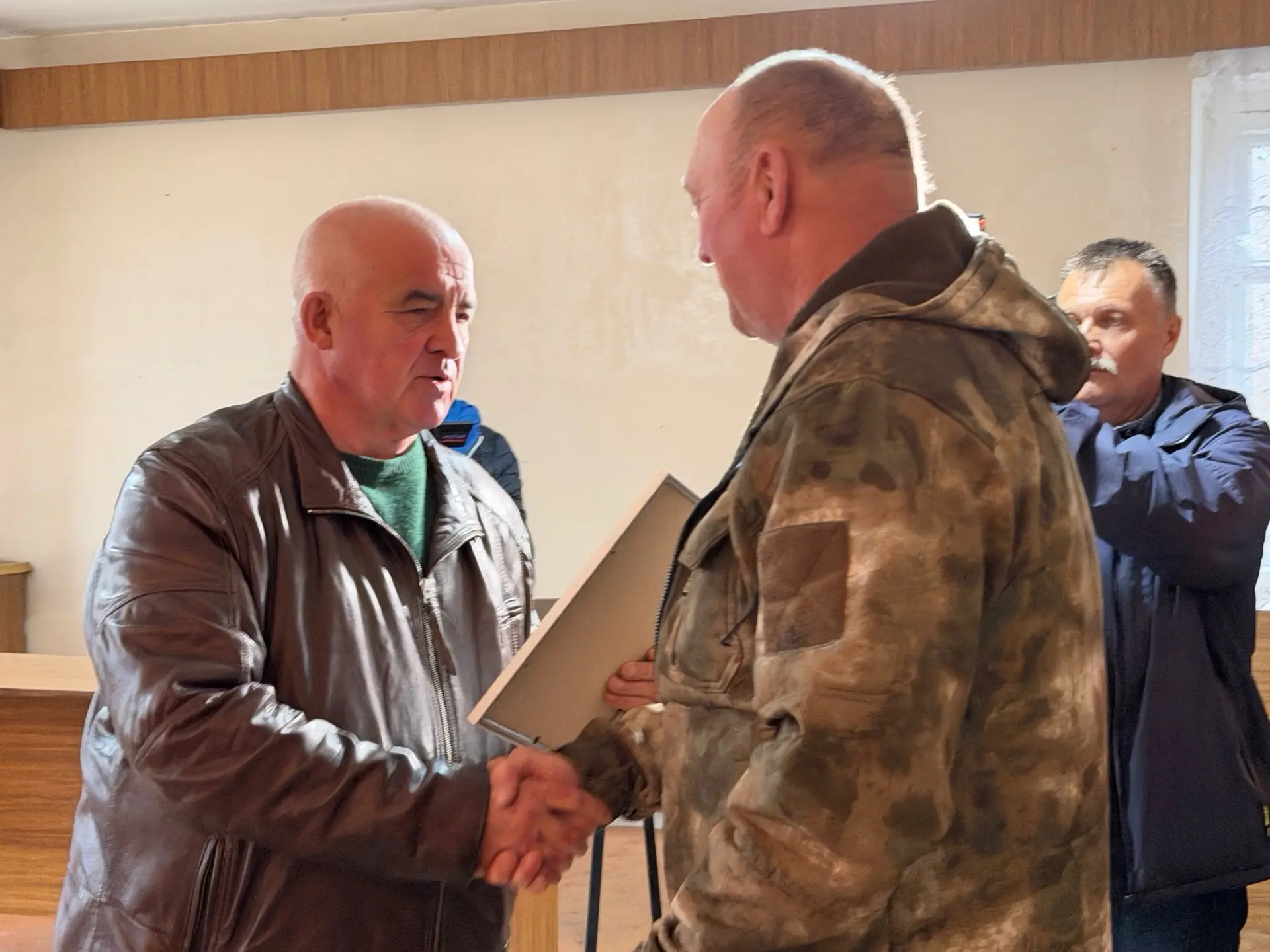 🚧 Сергей Ситников поздравил дорожников Буйского ДЭПа с наступающим профессиональным пр...