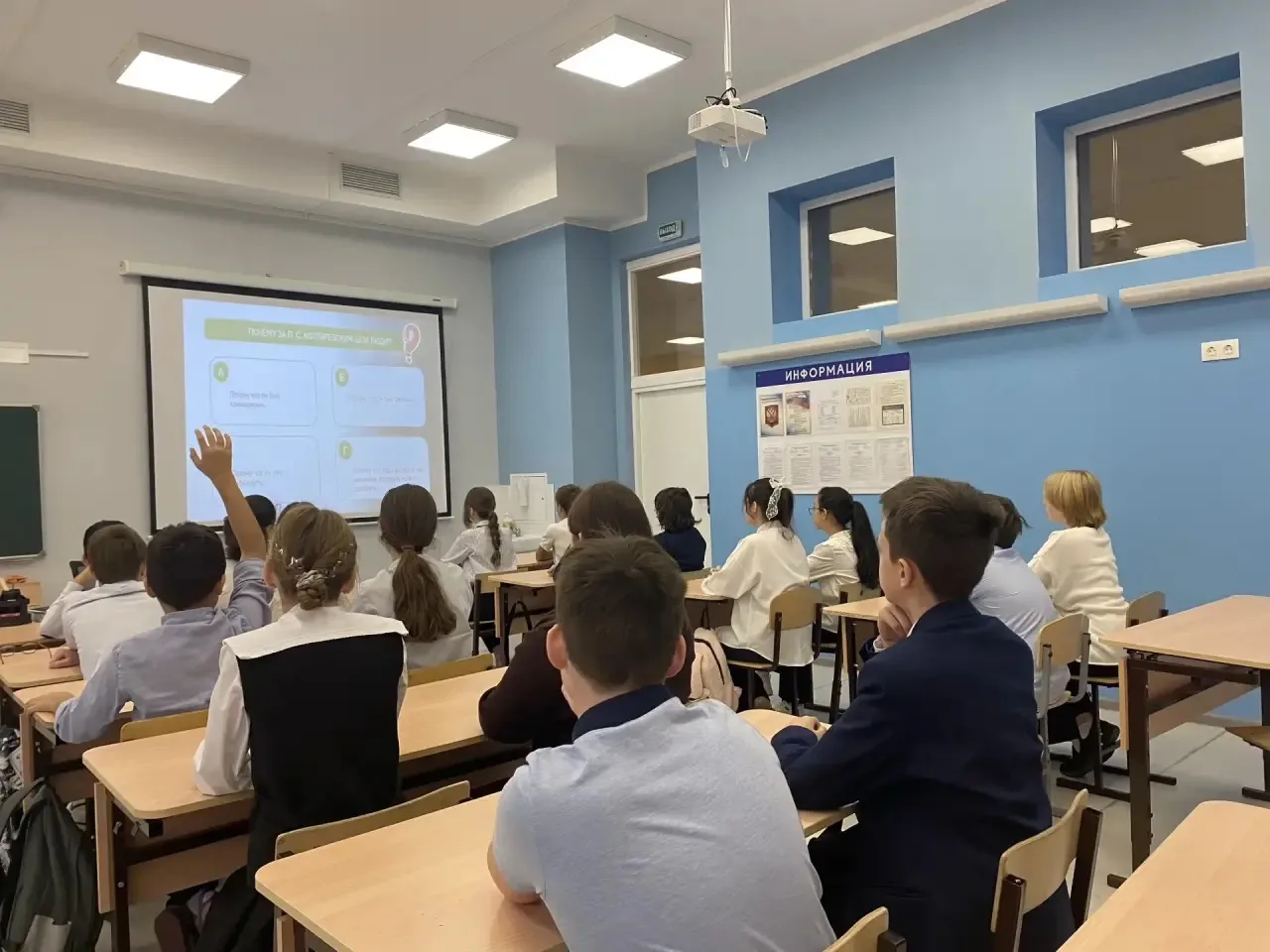 🇷🇺✨ Неделя в нашей гимназии началась с поднятия Государственного флага и исполнения г...