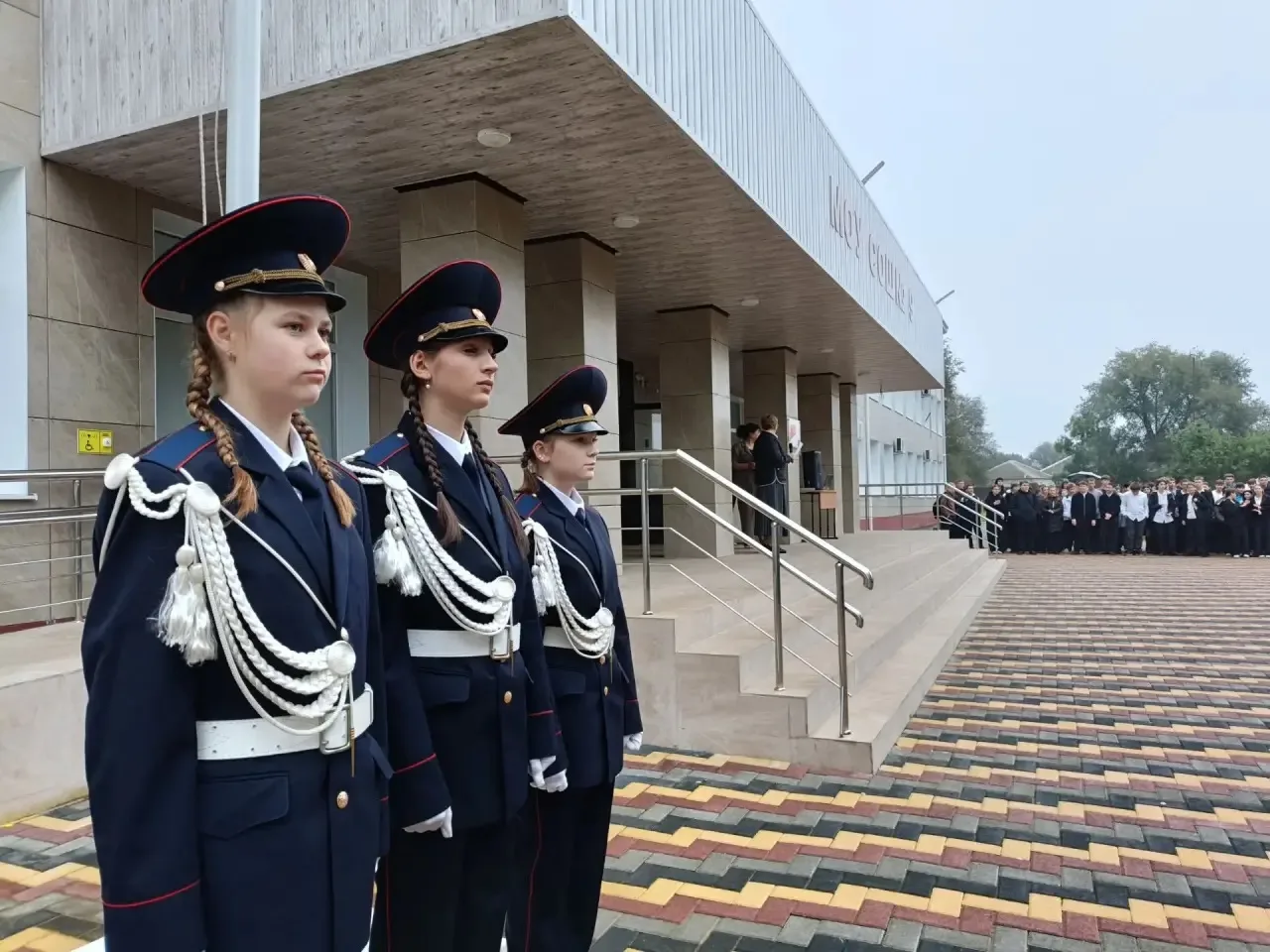 Сегодня в нашей школе прошла традиционная линейка Поднятия флага🇷🇺 и исполнения гимна...