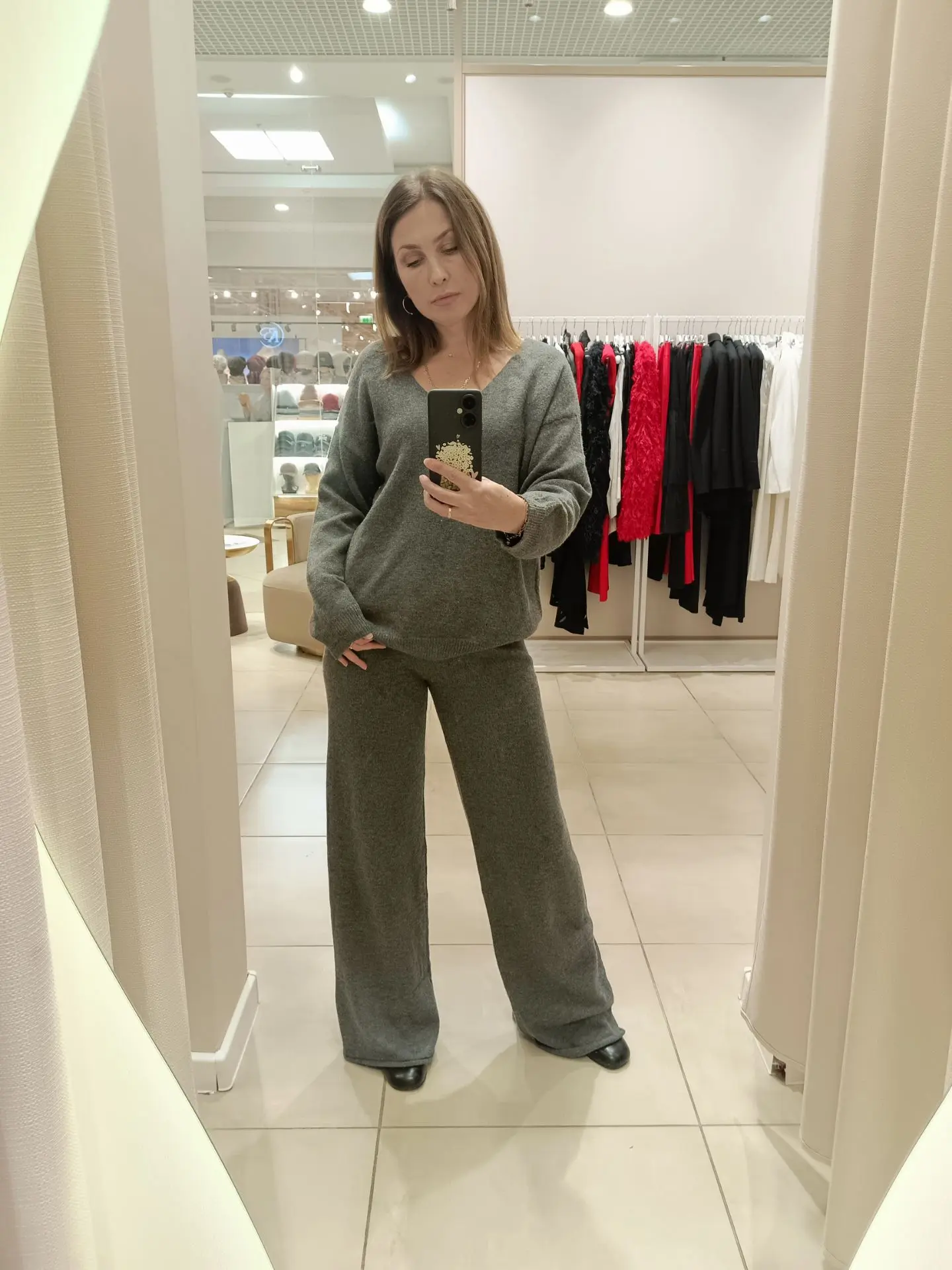 1. Джемпер Еdem store в сером цвете. 28% овечьей шерсти, 22% кашемира, 5% мохера.