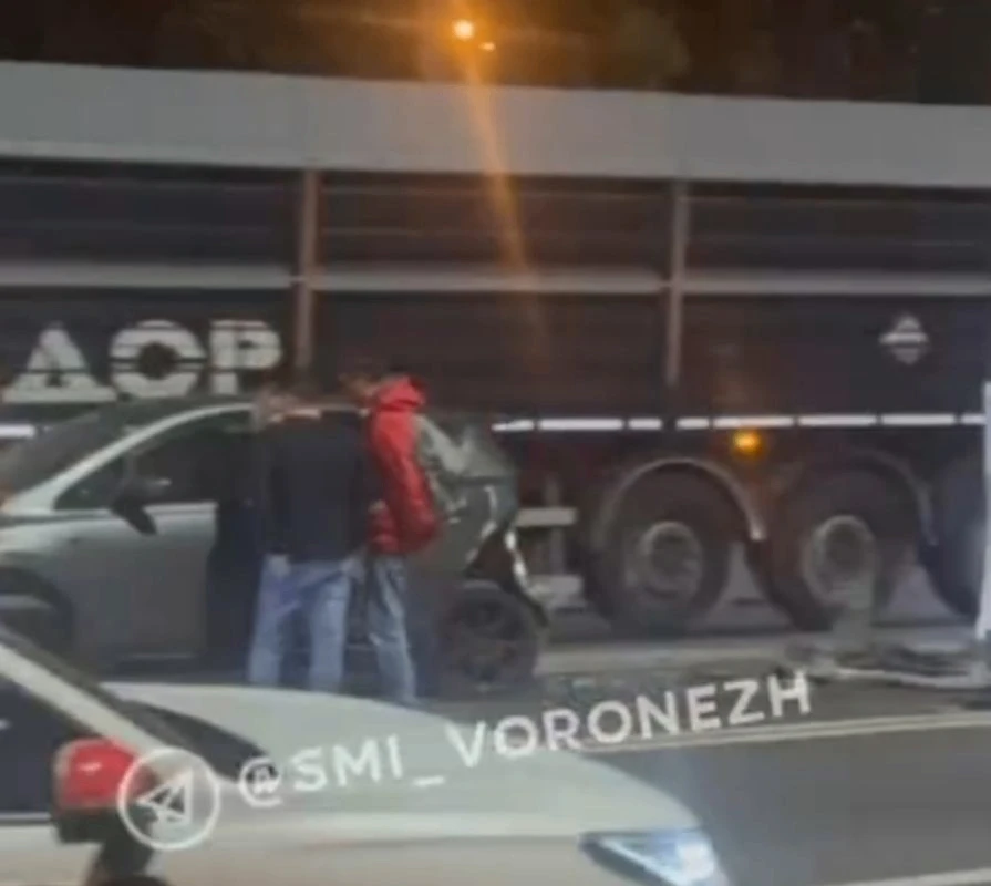 🤯 ДТП с тремя машинами произошло на улице Грамши в Воронеже вчера, 10 октября