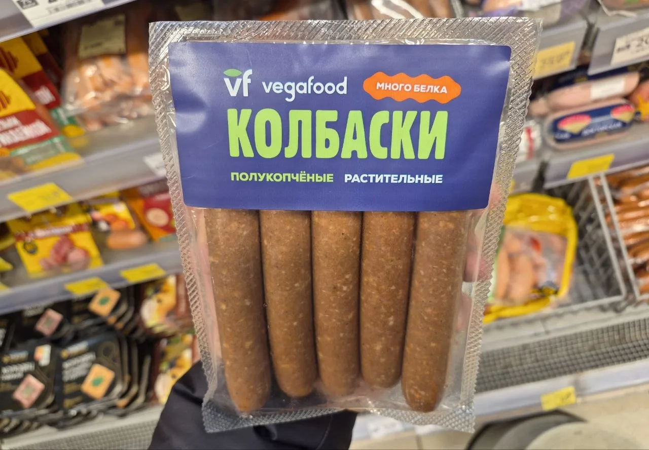 Колбаски растительные на «шпике» из кокосового масла и разных присадок, крахмале, загус...