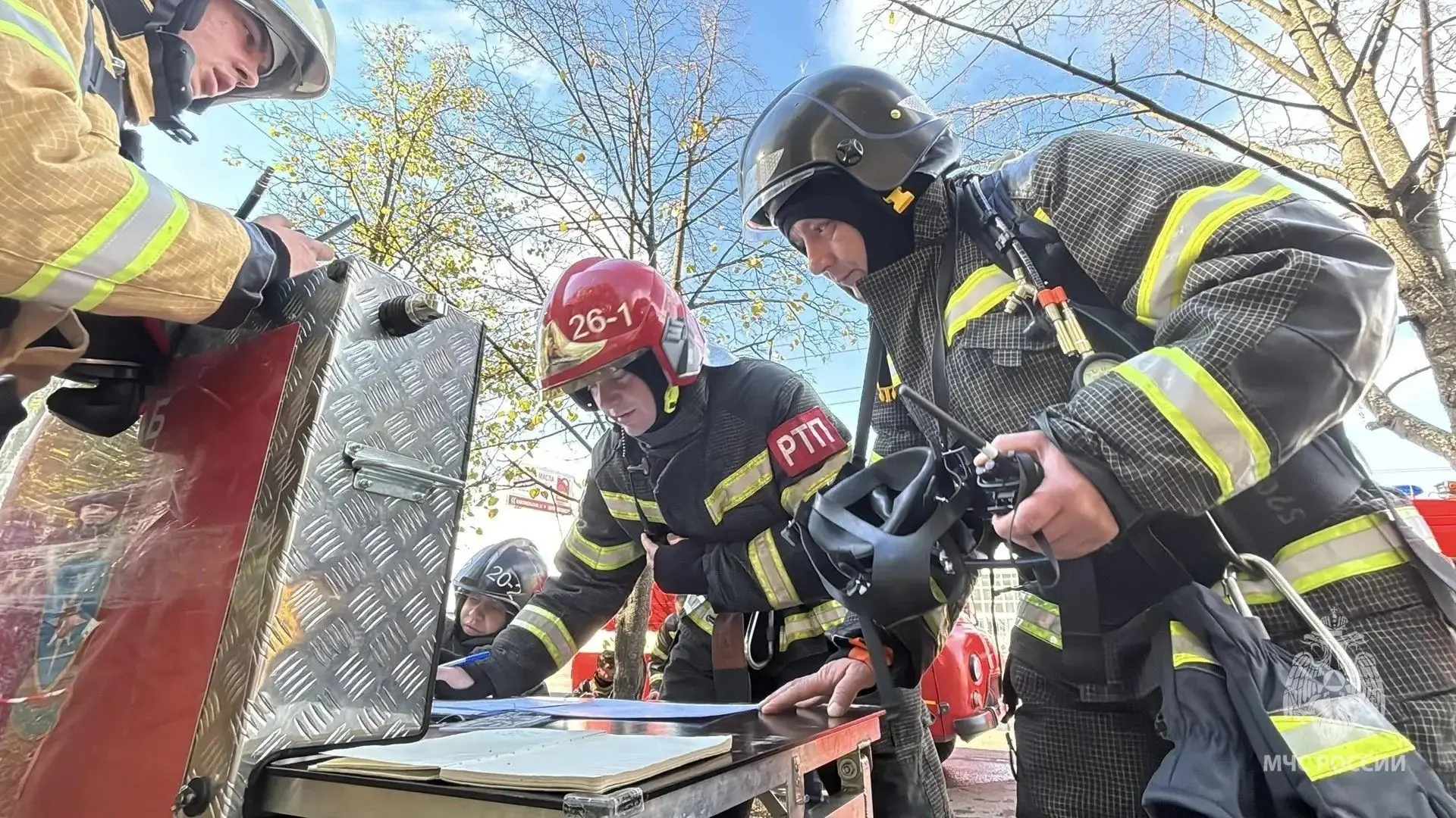 🔥 Пожарные ведут борьбу с огнем на Зорге