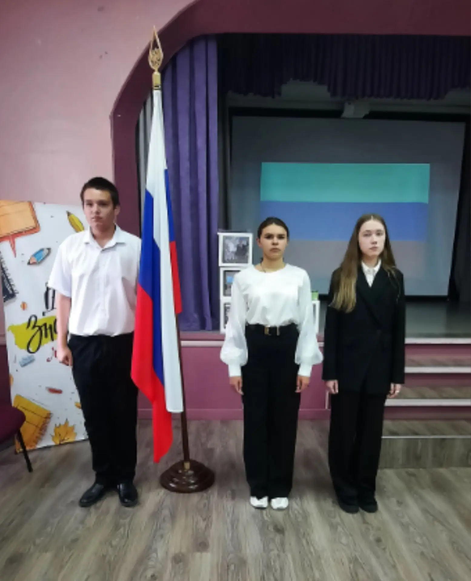 Утро понедельника традиционно началось с торжественной линейки, церемонии выноса Флага,...