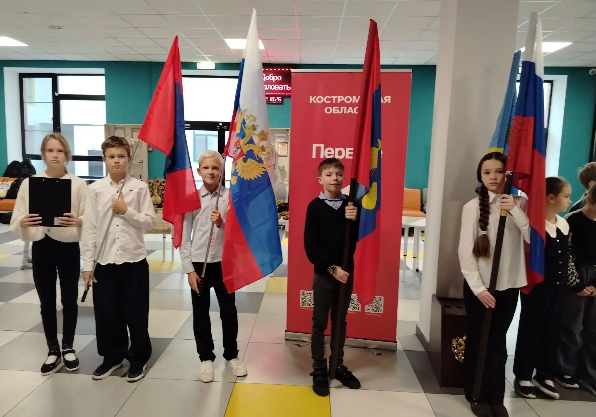 🇷🇺 Утро понедельника в нашей школе началось с торжественной линейки, выноса флагов РФ...