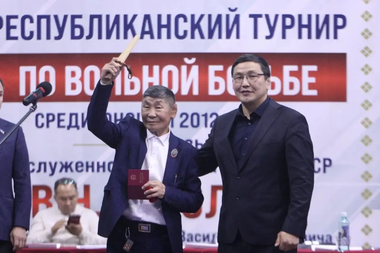 Леонид Спиридонов вручил Василию Гоголеву звание «Почётный работник физической культуры...