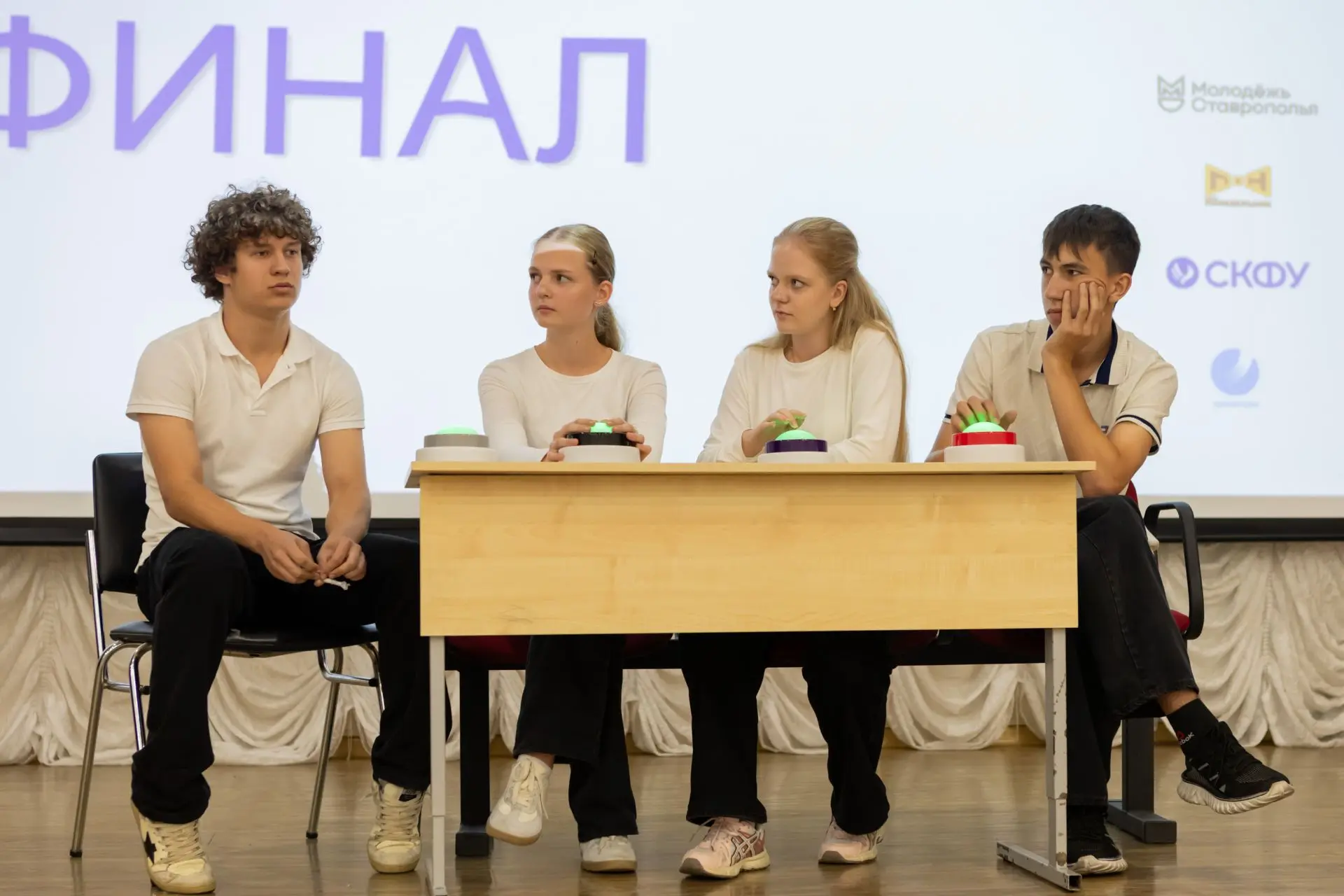 Что происходит, если все интеллектуалы собрались в одном месте?
