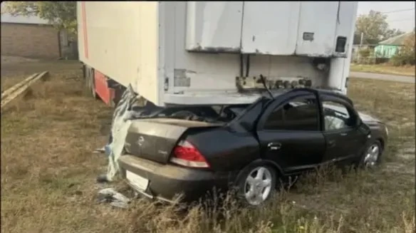 В Матвеево-Курганском районе 38-летний водитель Nissan Almera погиб после столкновения ...