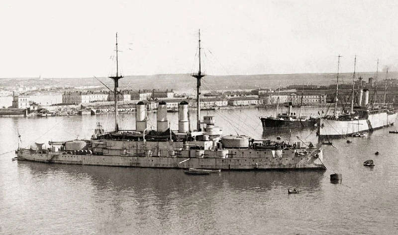 🤔 Узнаёте этот корабль? На фото 1911 года — броненосец.