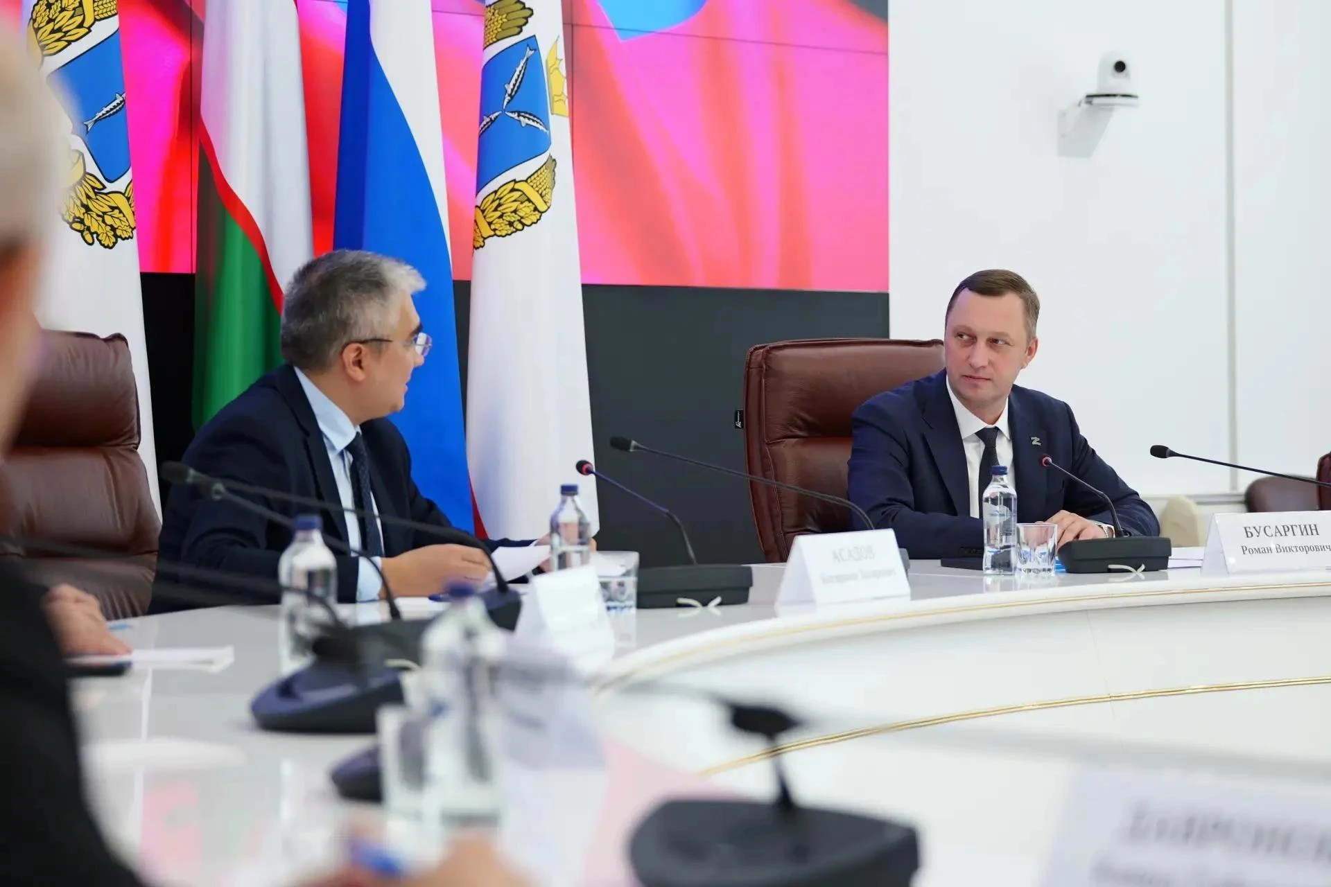 Губернатор Саратовской области Роман Бусаргин провёл рабочую встречу с Чрезвычайным и П...