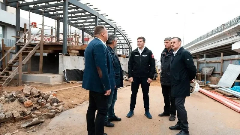 🚧 На левом дублере Октябрьского проспекта кладут новый асфальт