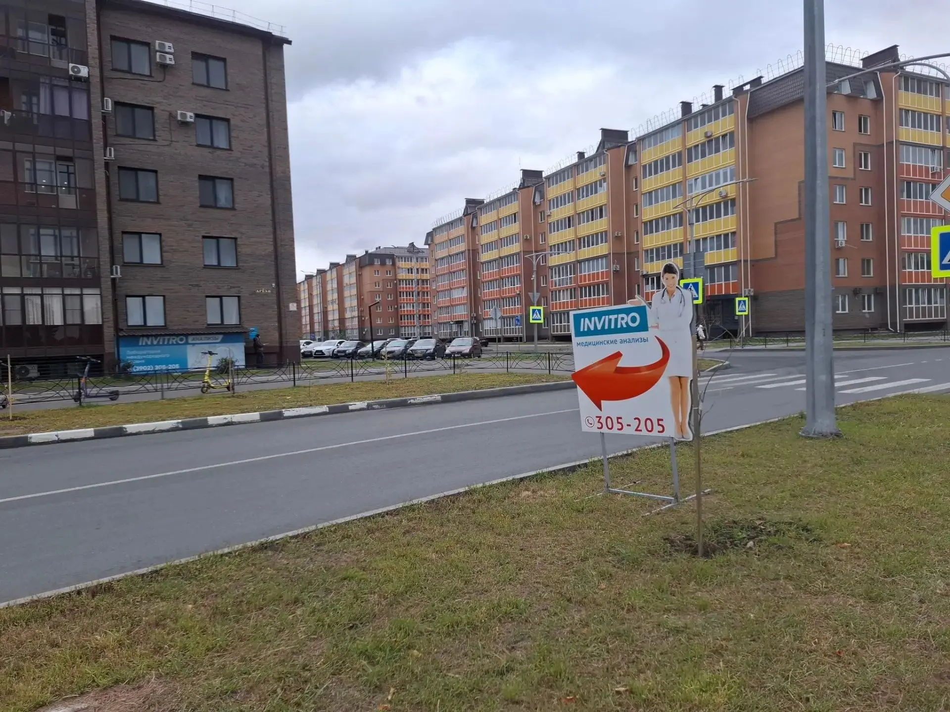 В Абакане с улицы Арбан принудительно демонтировали незаконную рекламу