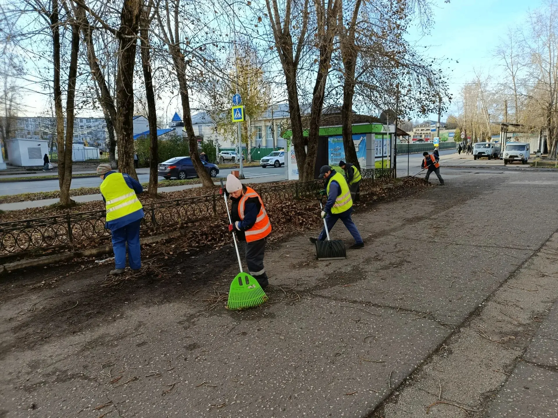 🍁Осенний двор по адресу ул.Мира д.15 преображается: подметены тротуары, аккуратно собр...