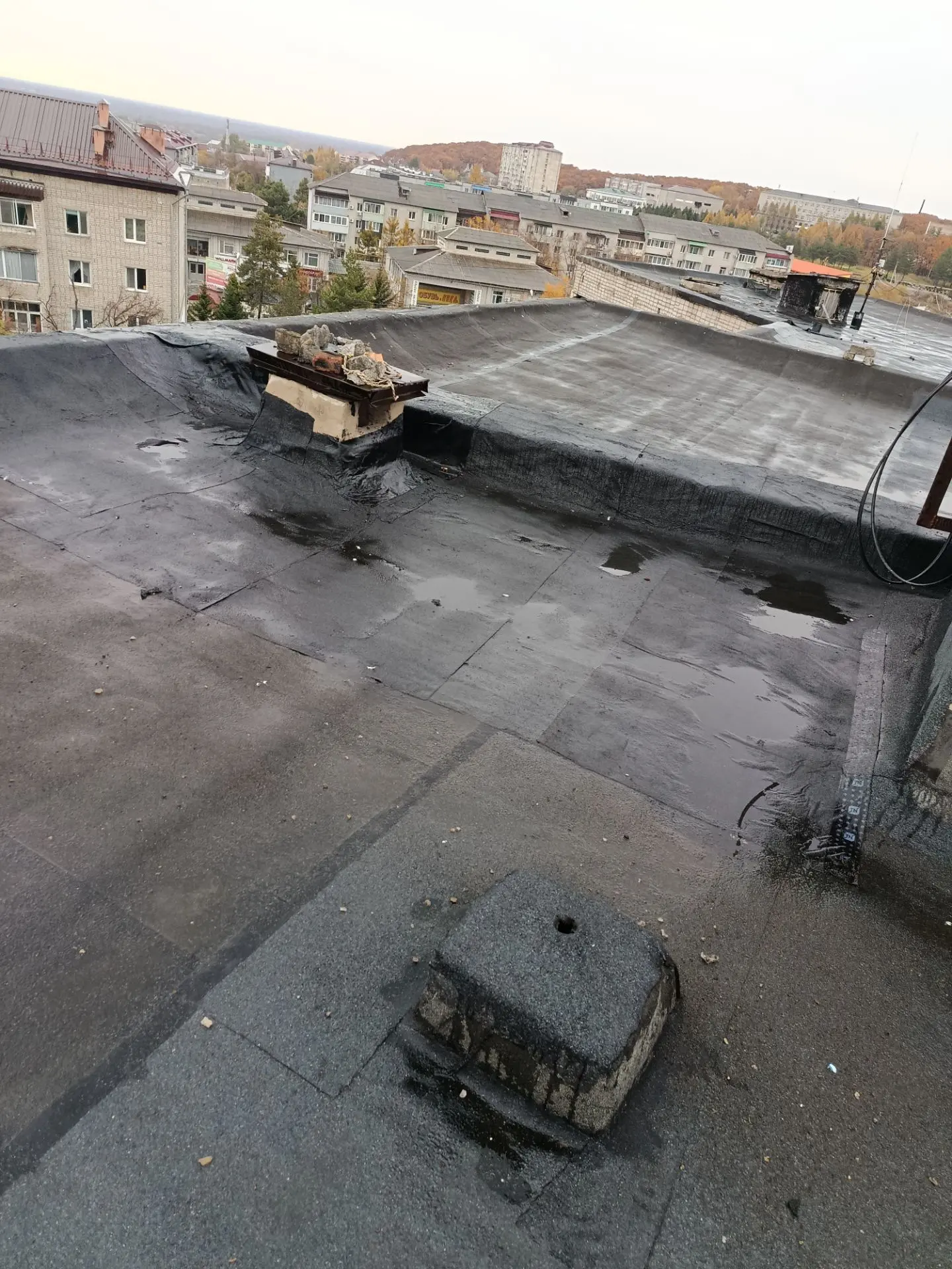 Подьезд 10 наплавлено 30 кв. м. материала над лестничным маршем, гидроизолировано примы...