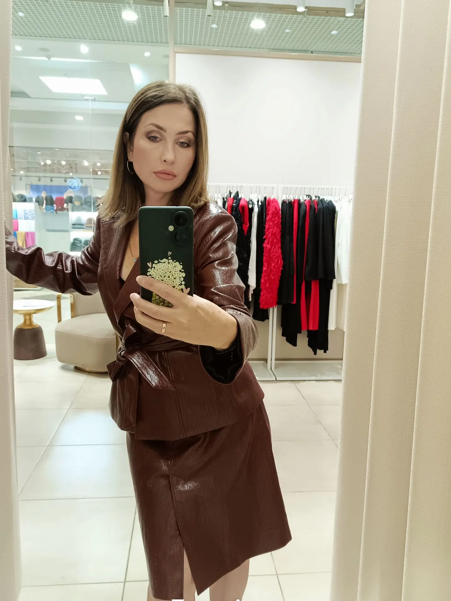 Невероятно красивый костюм из лаковой экокожи в цвете бордо!!!