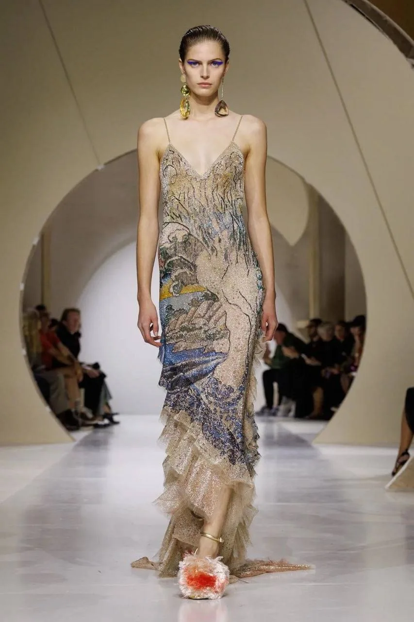 В новой весенне-летней коллекции Givenchy платья становятся будто продолжением тела, дв...