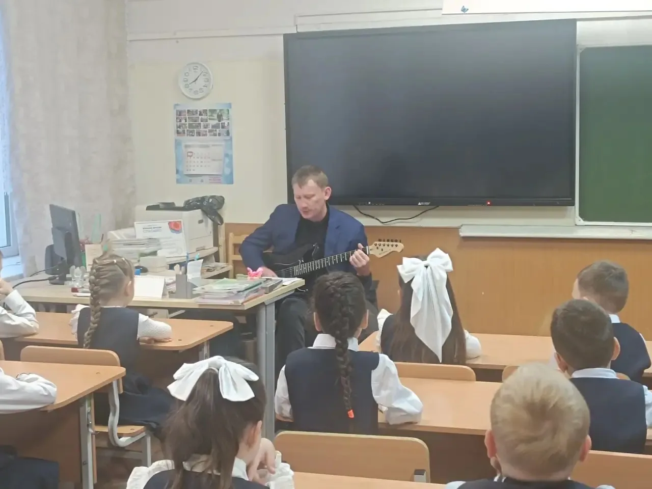В День Учителя в лицее проходит акция «Замени учителя!», которую предложил Совет отцов ...