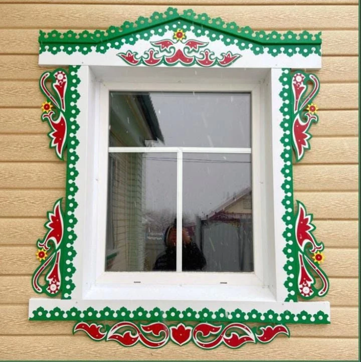 Төсле калайдан тәрәзә йөзлекләре (наличниклар), откослар, капка-койма бизәкләре.✅