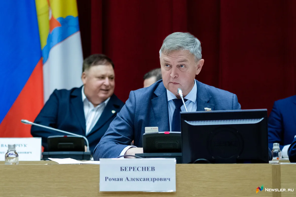 Председатель Заксобрания попросил депутатов не покидать здание и не подходить близко к ...