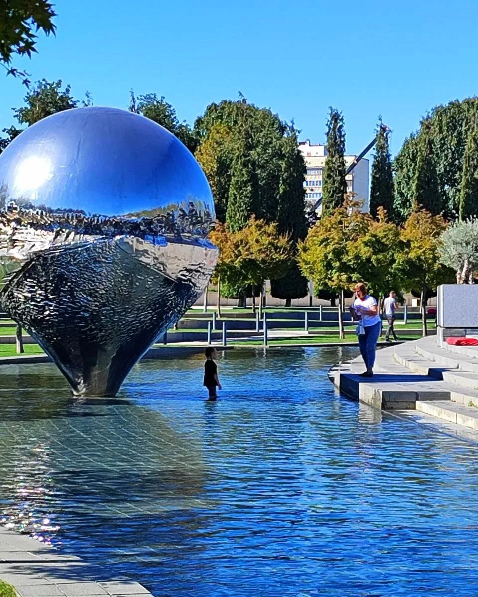 Стоя по щиколотку в воде - так лучше фото что ли получаются? Или для чего это?