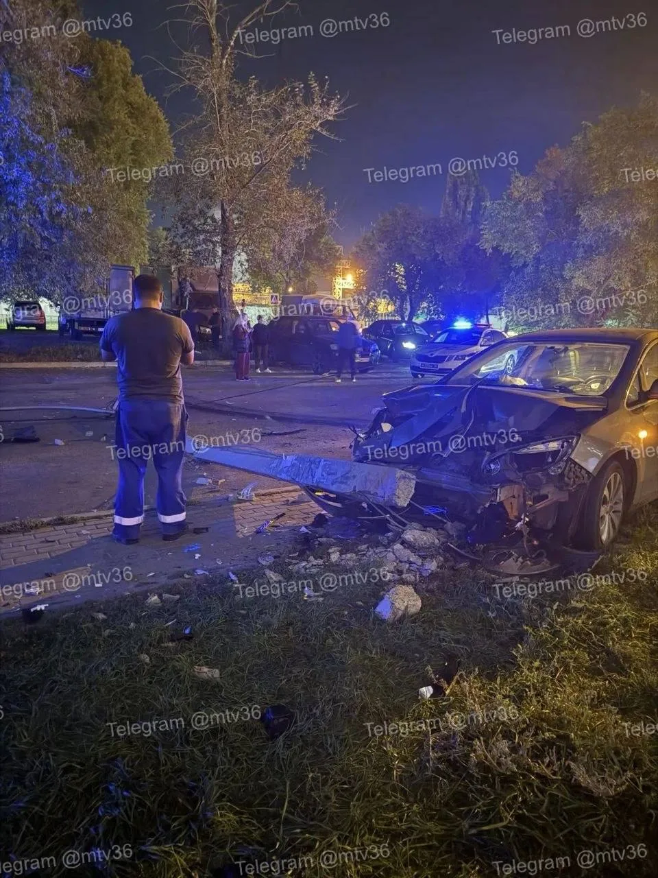 🚗 Автомобилистка устроила массовое ДТП и снесла фонарный столб возле ЖК «Ростовский».