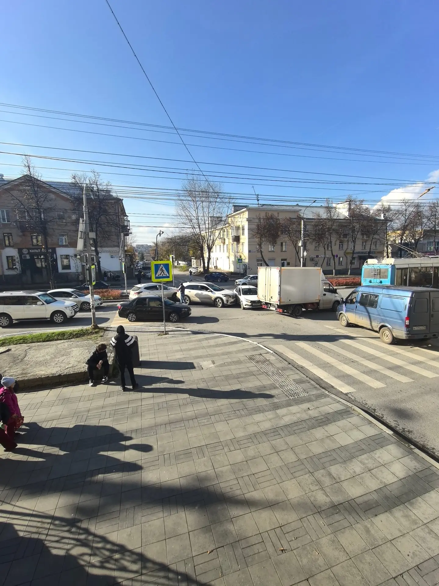 Сегодня днём на пересечении пр . Автозаводцев-ул. Орловской произошло ДТП с участием че...