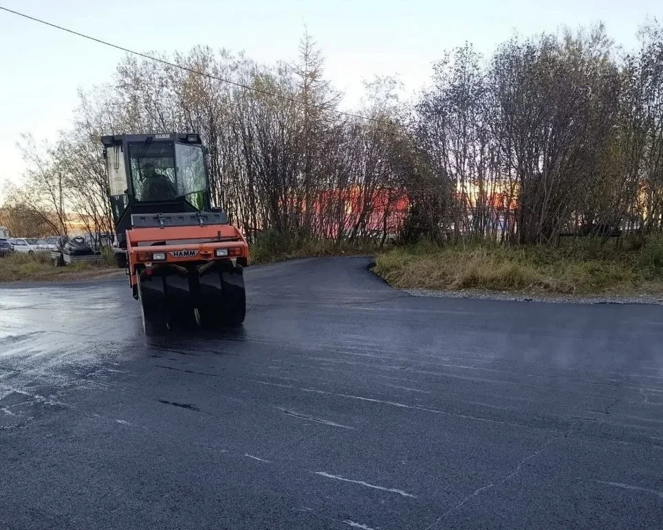 🚘 Во дворе дома № 108 на улице Пролетарской появилась большая парковка — теперь у соте...