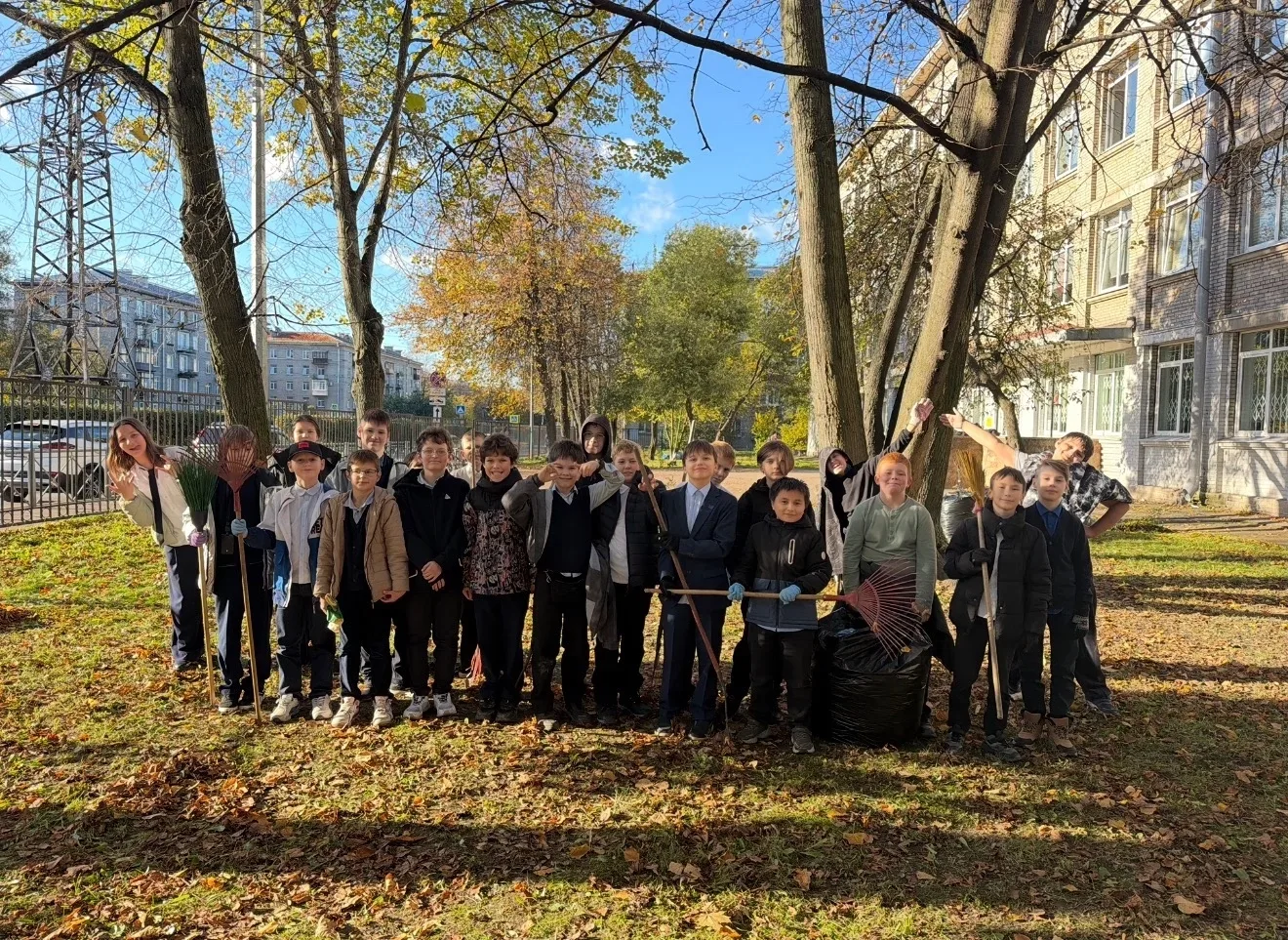 🍂 Ученики 5 «М1» класса дружно приняли участие в субботнике! Ребята с энтузиазмом убир...