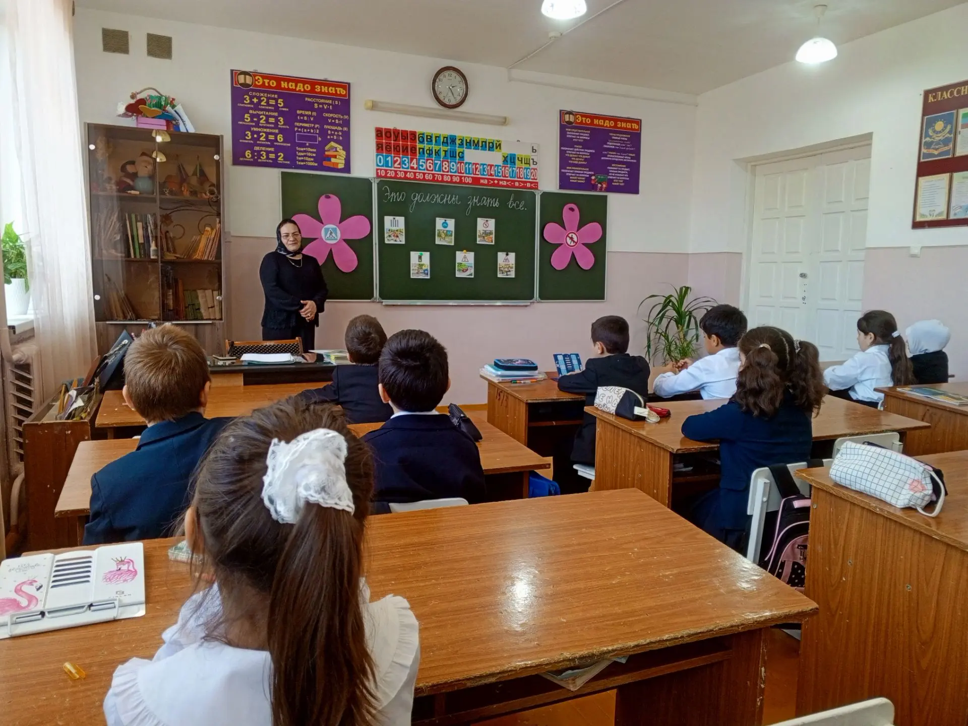 Классный руководитель 2 "а" класса Ильясова З. М. провела классный час " Это должны зна...