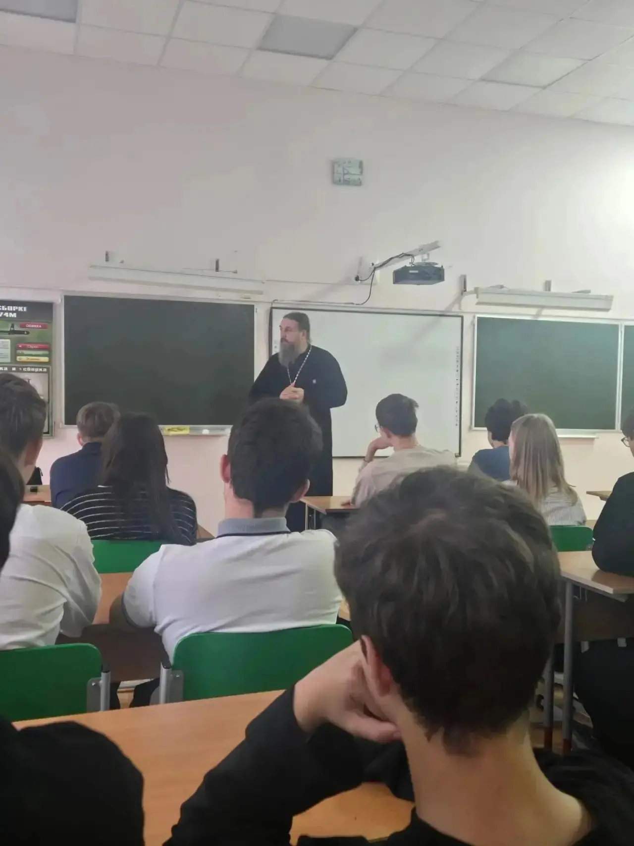 В нашей школе состоялась важная и откровенная встреча: с девятиклассниками побеседовал ...