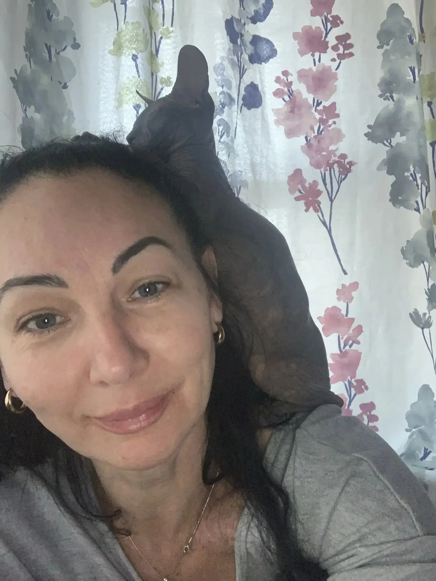 Минутка юмора: когда ты просто села спокойно покушать... 🤭🍽️ кошачийконтроль🐾