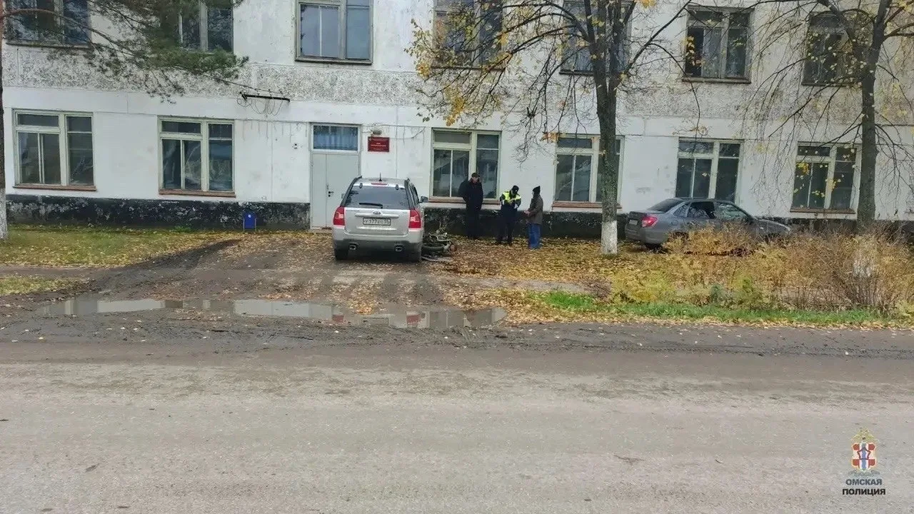 В Таре 17-летний подросток без прав разбил мопед о припаркованную иномарку.