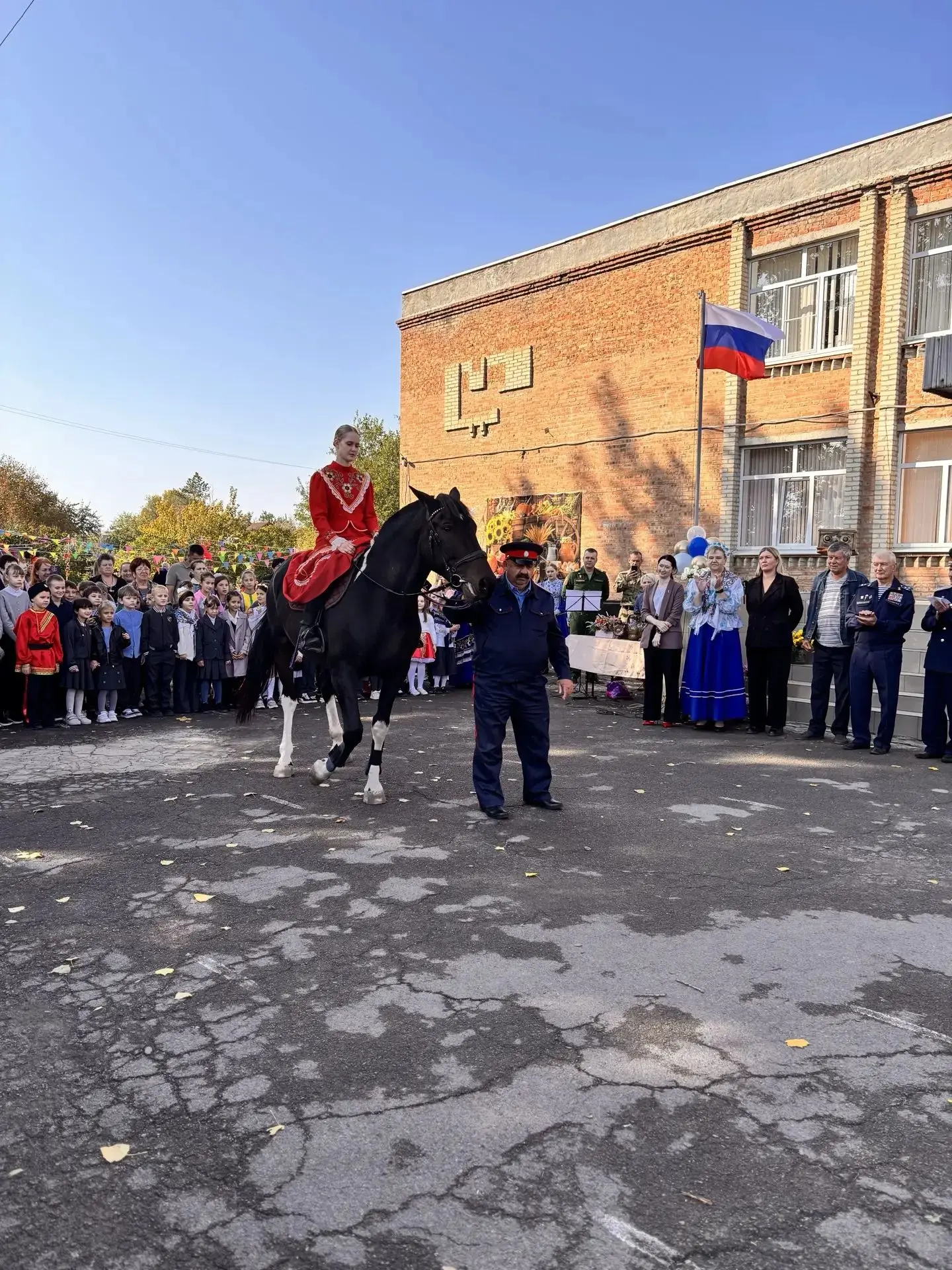 В МБОУ СОШ №63 прошла II Благотворительная Покровская казачья ярмарка!