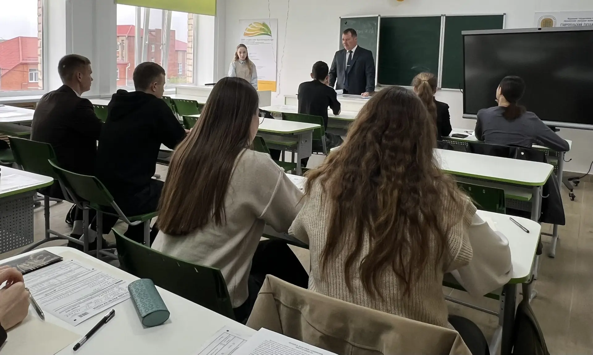 Сегодня учеников 11 класса с профориентационным визитом посетил сотрудник Ставропольско...