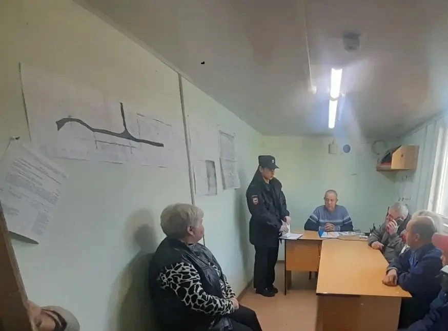 🛡 От школы до сельсовета: вытегорские полицейские встретились с жителями Андомского се...