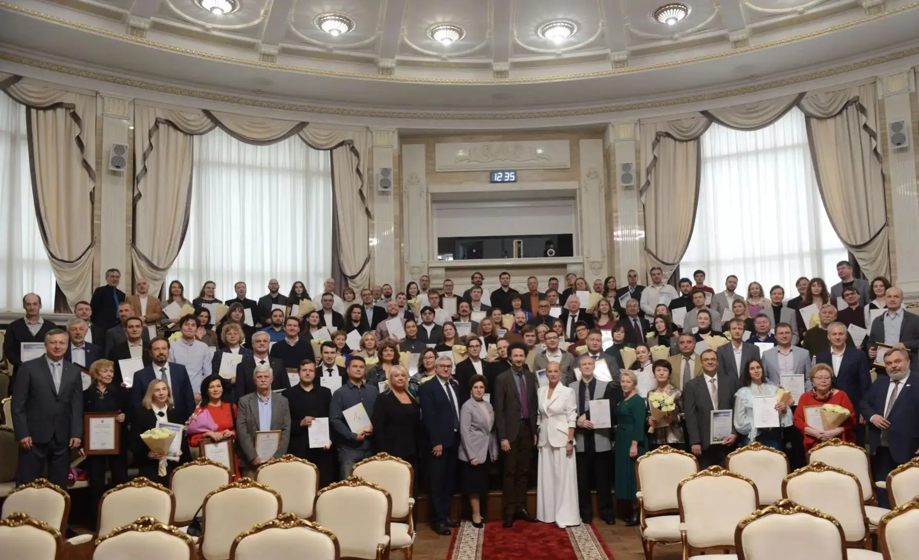 В большом зале Правительства наградили прекрасных музыкантов академического симфоническ...