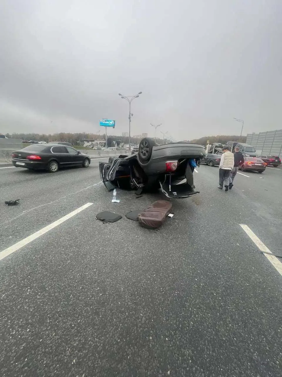 Крупное происшествие на Московской кольцевой автодороге: машина опрокинулась, скопилась...