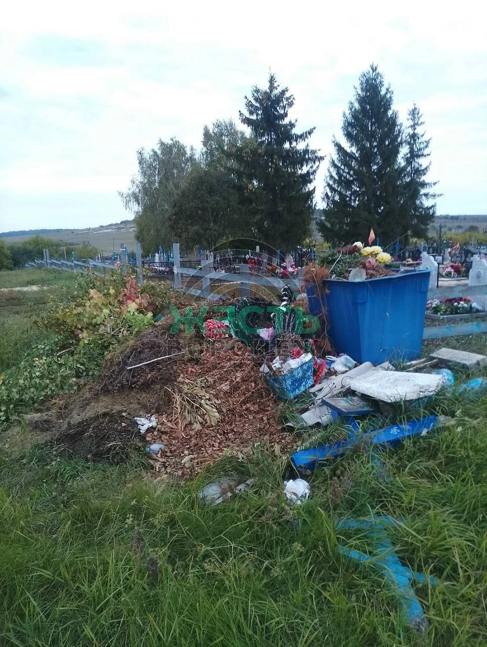 🗑 В Острогожском районе жители пожаловались на мусор, который не вывозят с кладбища с ...