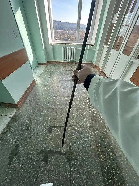 12-летний любитель прыгать по гаражам упал на полуметровый металлический штырь в Кировс...