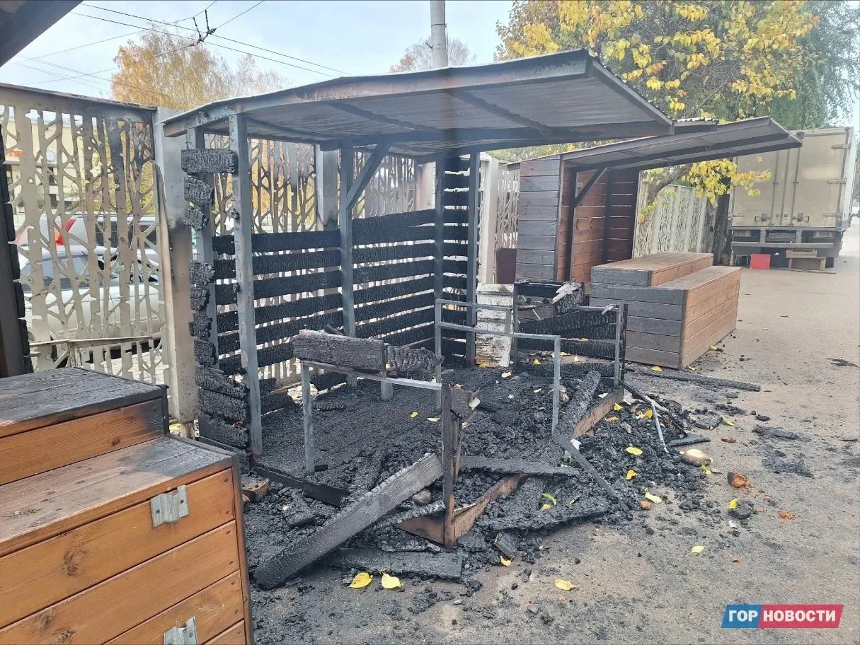 Ночью у остановки ГорДК сгорели два деревянных прилавка 🔥
