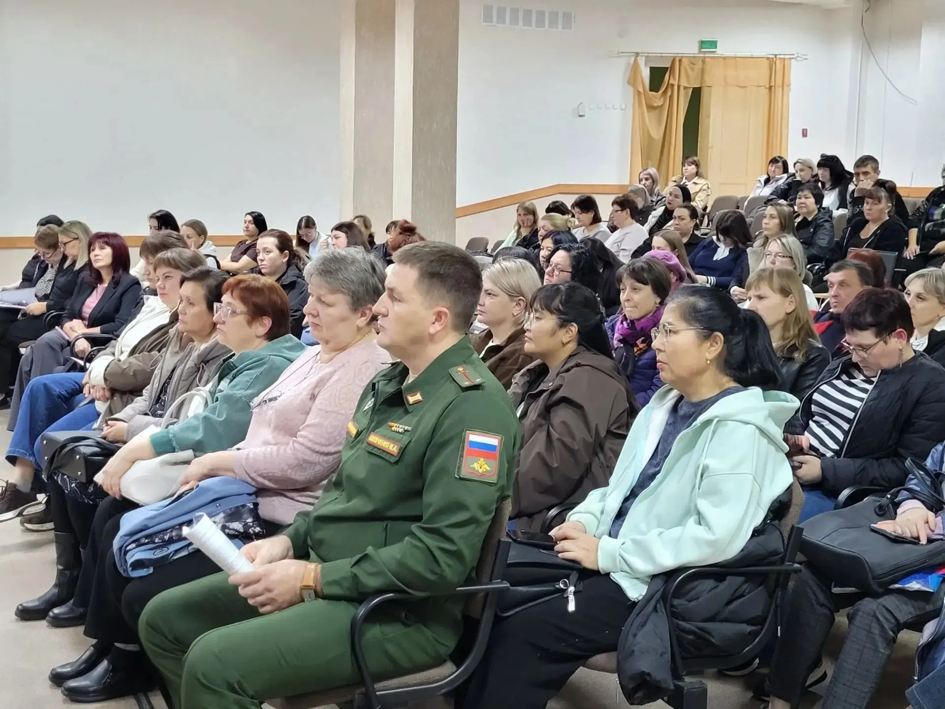 Сотрудники органов внутренних дел принимают участие на родительских собраниях.