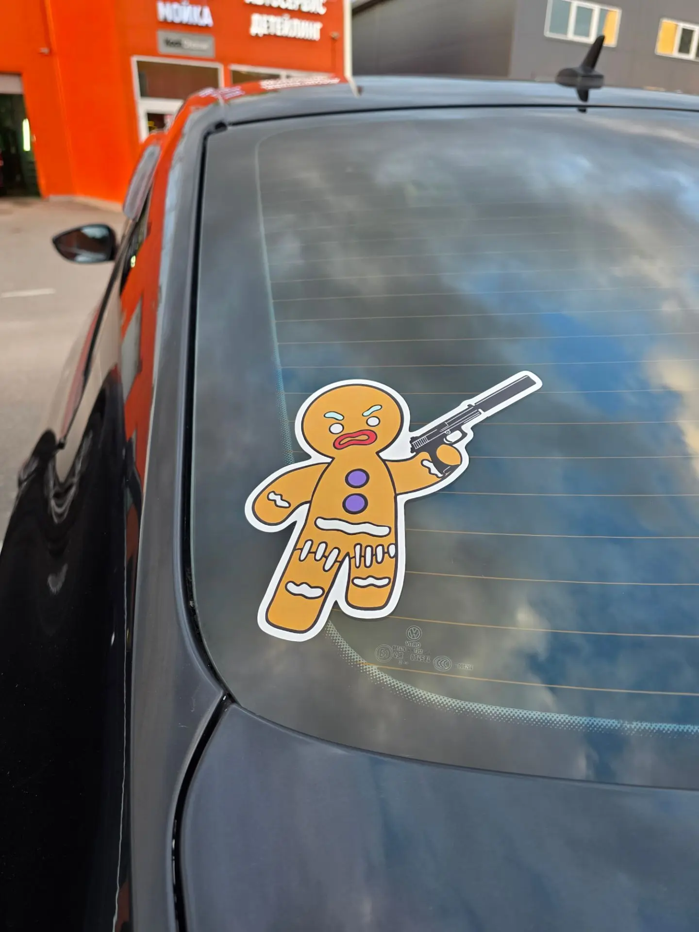 Приехали в автосервис забрать машину, а тут главная вот эта пушистая красота🩷