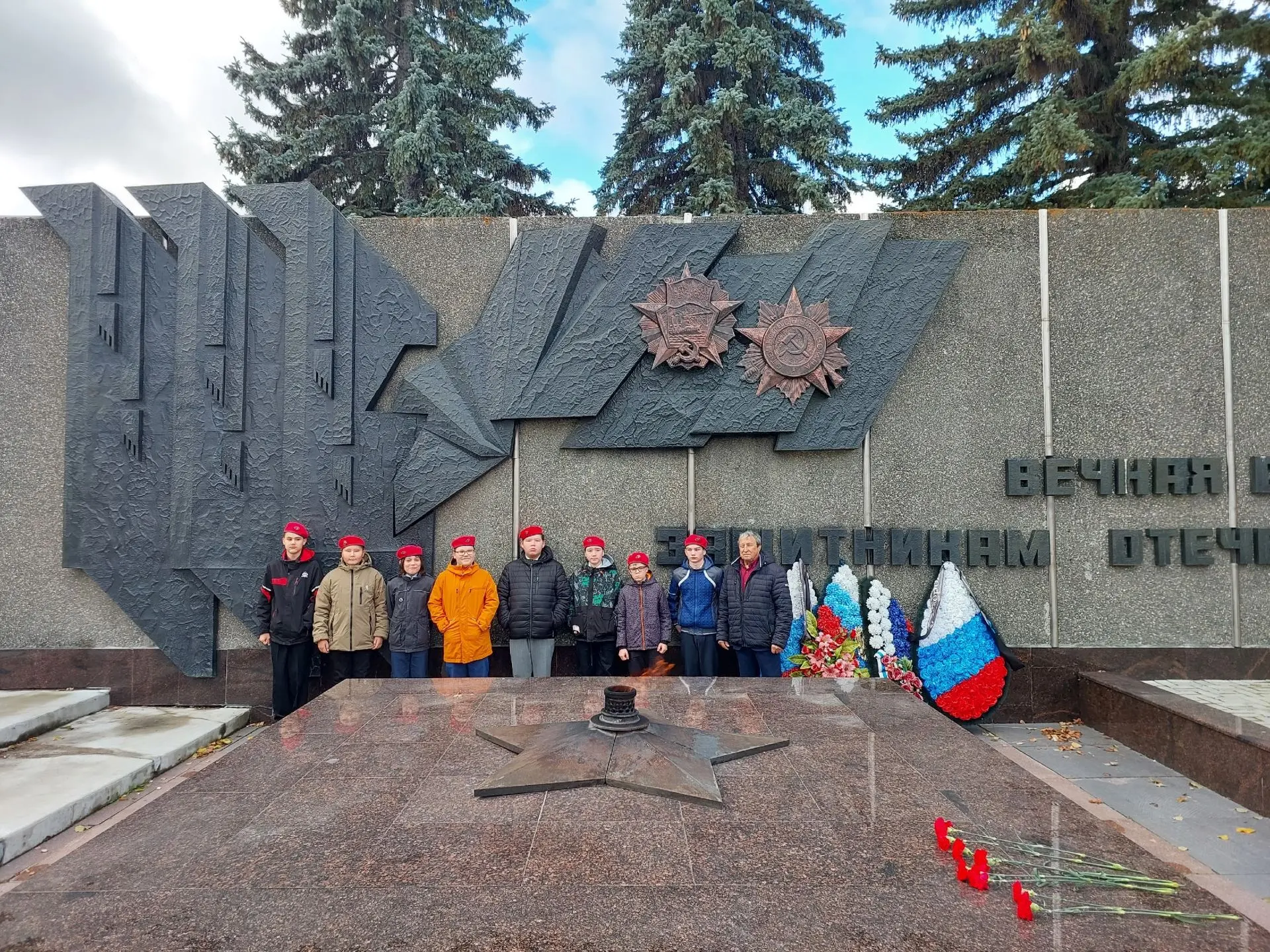 🌹 Школьники Озерска присоединились к акции «Подари цветок герою»