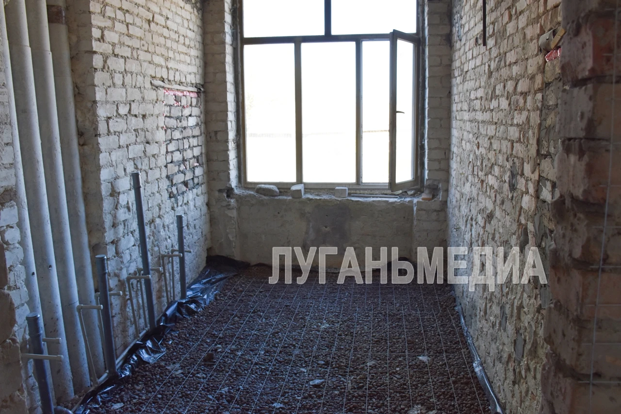 🧱В Краснолучской школе № 3 ведется ремонт актового зала и пищеблока