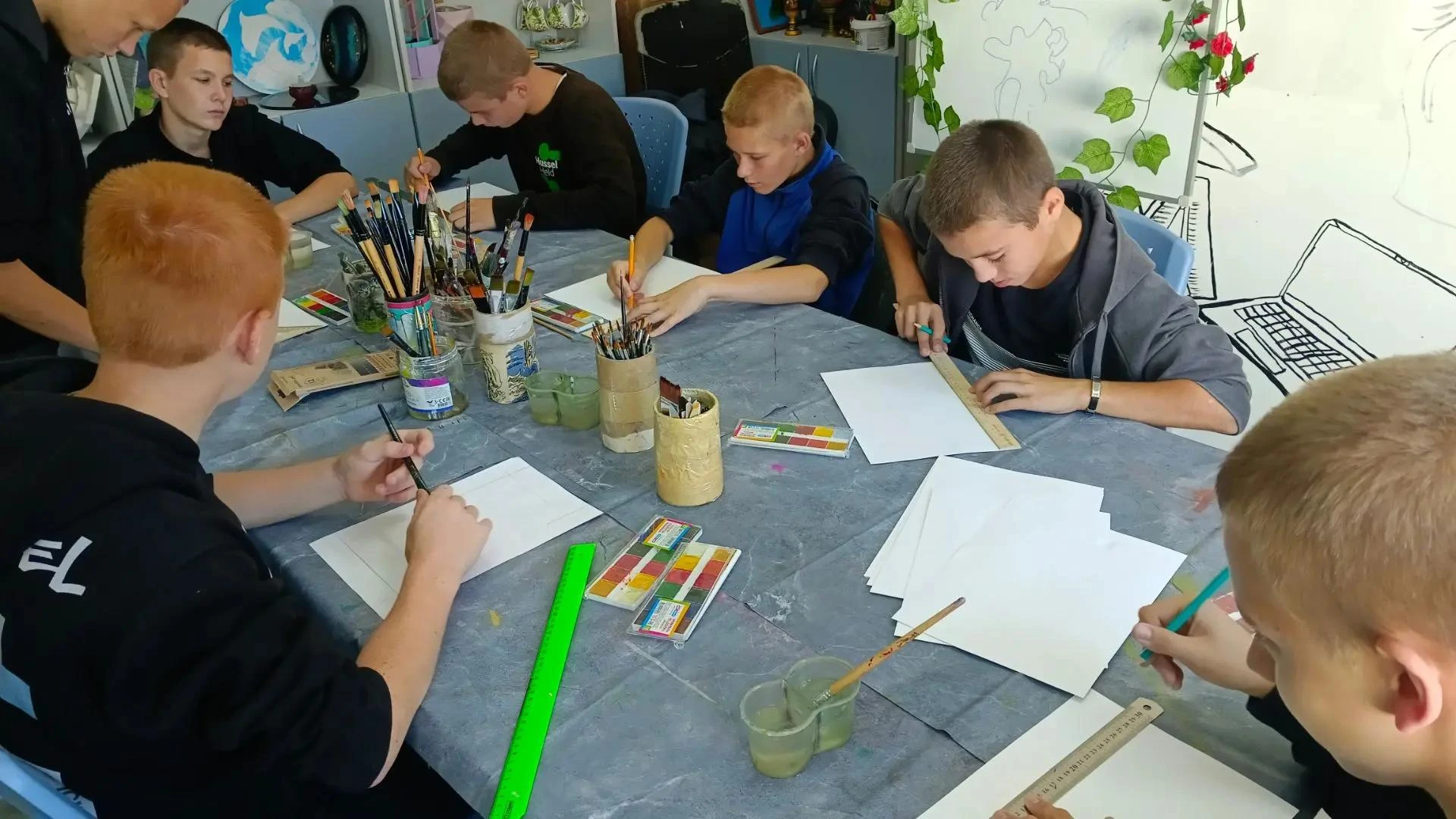 🎨 На занятии кружка ИЗО: изучаем светотень