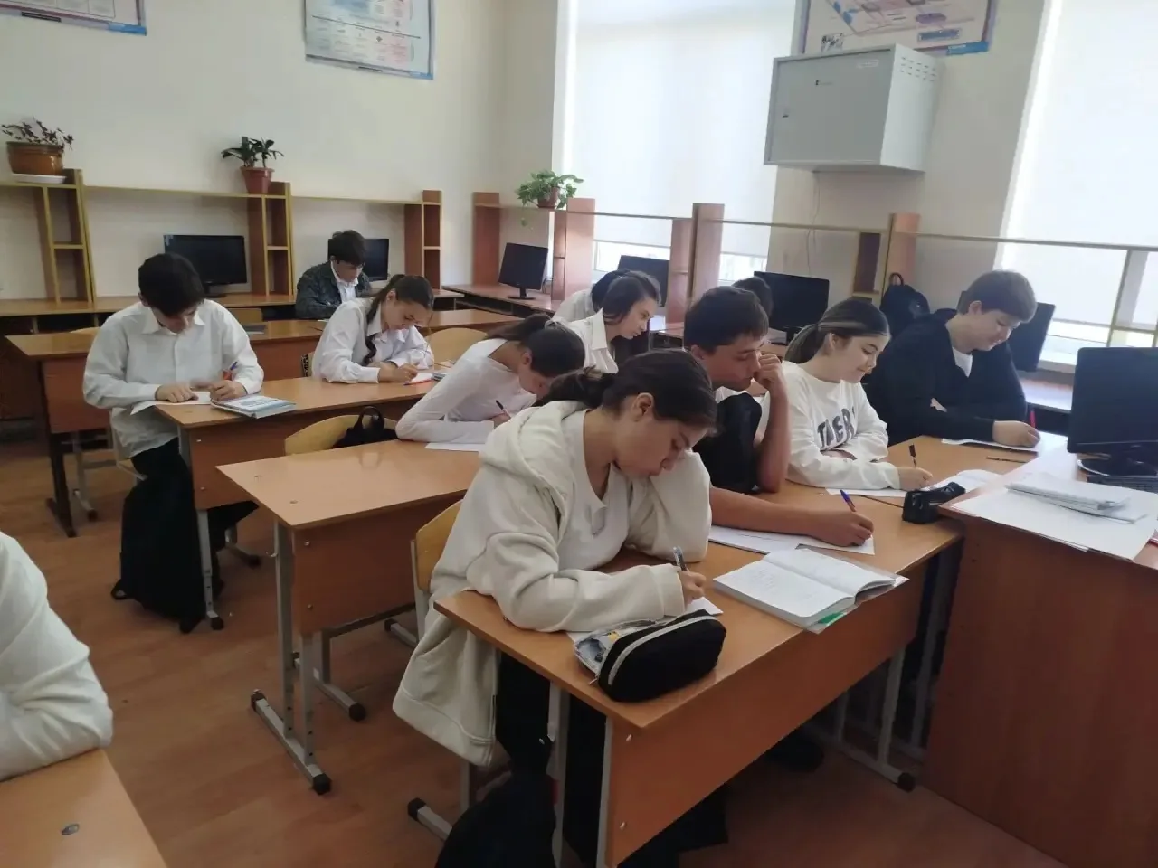 По Цифровой безопасности обучающиеся 8А класса провели тестирование.
