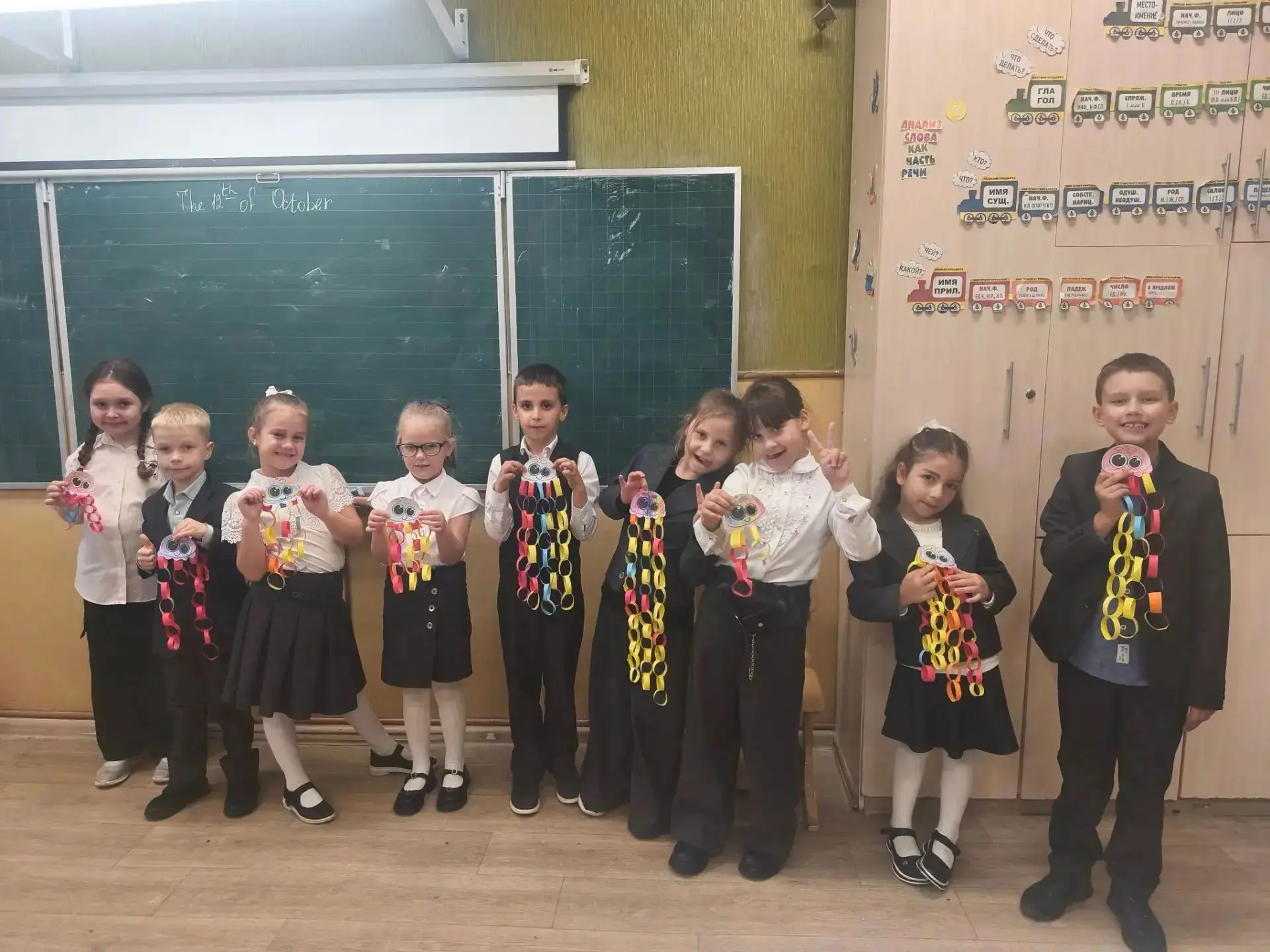 🎨 Творчество без границ: как проходят наши будни в группе продленного дня! ✂️