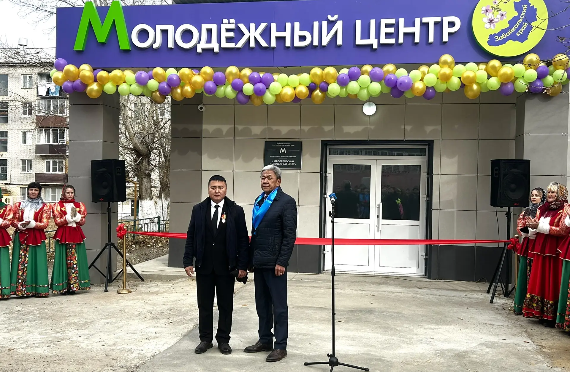 В рамках открытия молодежного центра состоялось награждение медалью «За участие в специ...