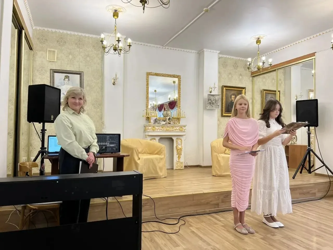 В рамках традиционной Лицейской недели Пушкинский зал сегодня превратился в настоящую м...