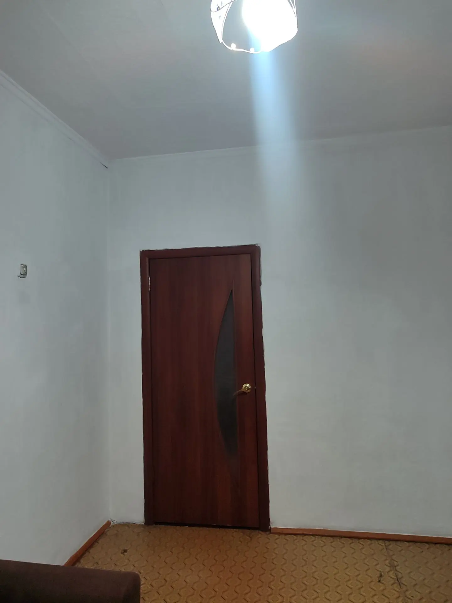 Сдаётся 1 комната  в 3 кв  рядом  школа 22  семье из 2 чел.  или 1- 2 девушкам. Частичн...